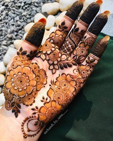 Floral Mehndi Design With Proper Spacing